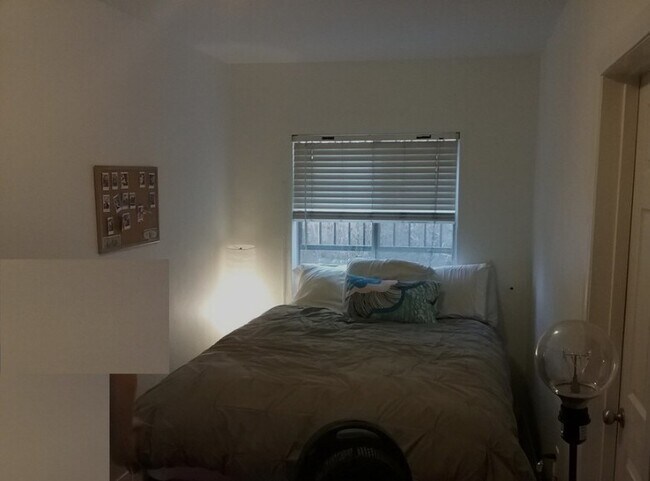 Bedroom - 3214 Johnston St