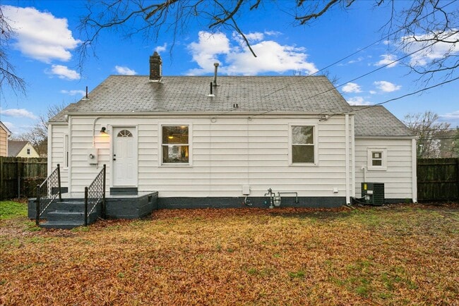Building Photo - Renovated home in Heart of Hampton Roads