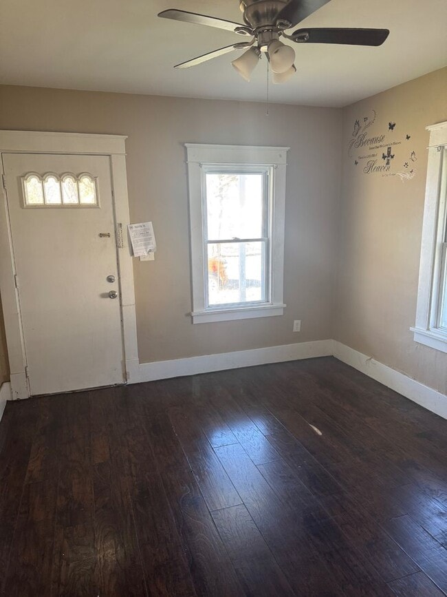 Building Photo - Charming 3-Bedroom Property in Prime Location