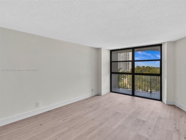 Building Photo - 400 Leslie Dr