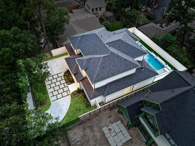 Building Photo - 13034 Memorial Dr