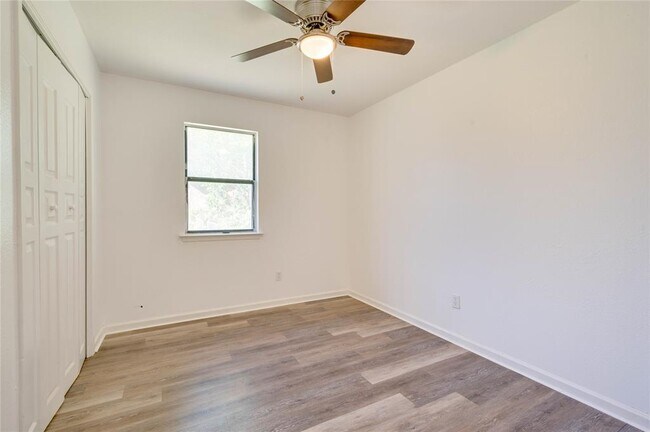 Building Photo - 706 Scenic Dr