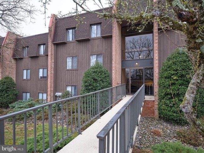 Building Photo - 61 Hermitage Dr