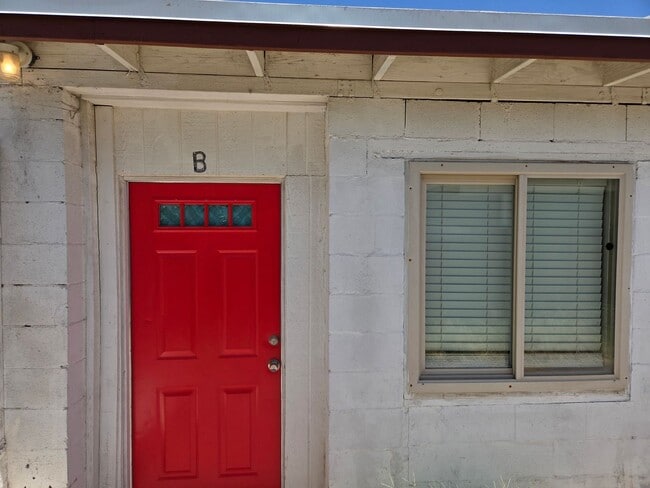 Building Photo - Phoenix 3 Bed/3 Bath in Coronado!