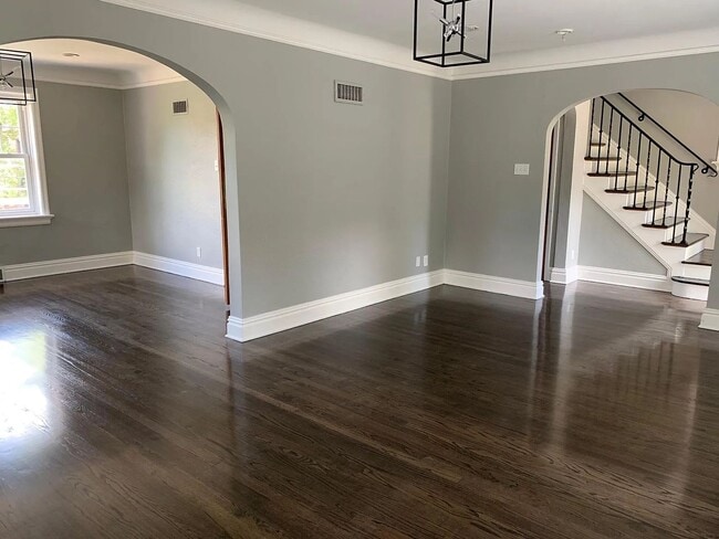 Building Photo - Gorgeous Curb Appeal! 3 Bed 2.5 Bath House in a walkable neighborhood!