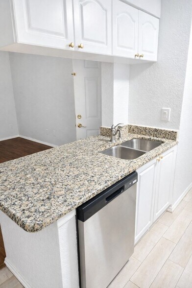 Building Photo - 2550 N Alafaya Trl