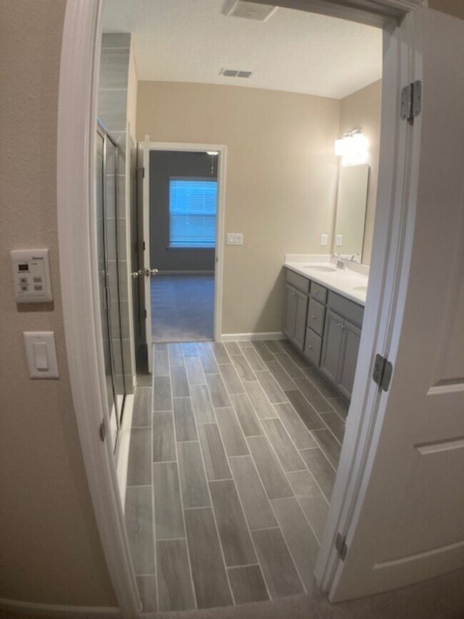 Building Photo - Stylish & Low-Maintenance Living in Oakleaf Community