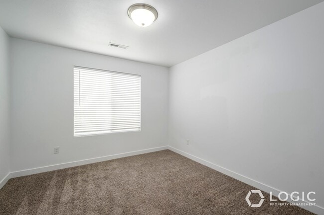 Building Photo - Spacious Townhome in Herriman!