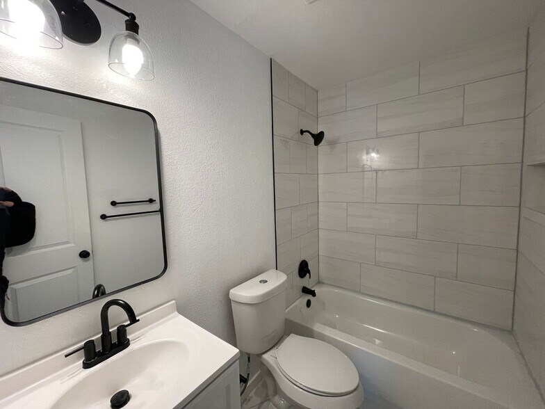 Building Photo - 1603 Benttree Dr