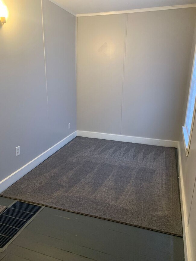 Building Photo - Available Now! Cozy 1-2 bedroom house with...