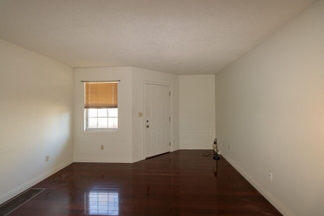 Building Photo - 3 Bed 2 bath Townhome