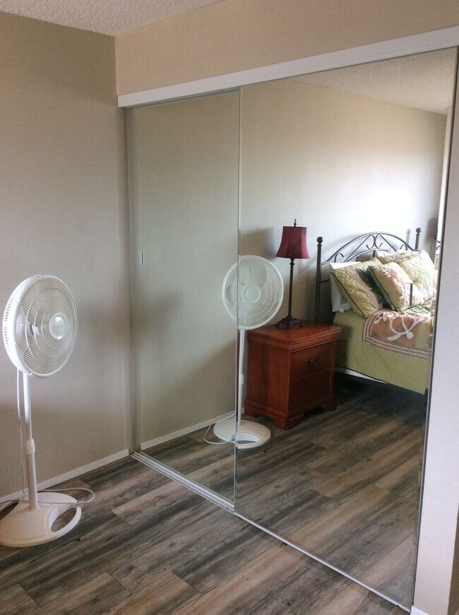 Building Photo - Mostly furnished upstairs 2 bed., 2 full b...