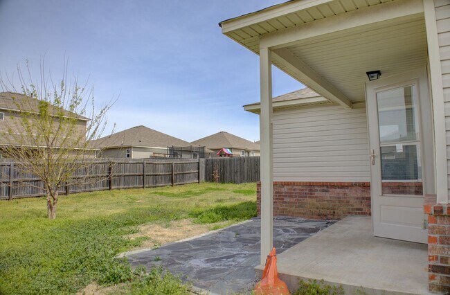 Building Photo - Coming Soon! 3 bed/2 bath!