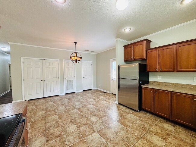 Building Photo - 3 Bedroom, 2 Bath House