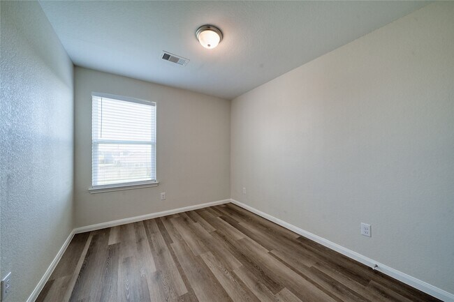 Building Photo - 5735 Rainbow Rd.