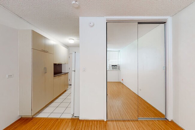 Building Photo - Available July 25! Convenient Location in ...