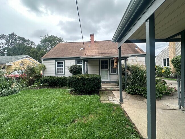 Building Photo - 1015 N Fernandez Ave