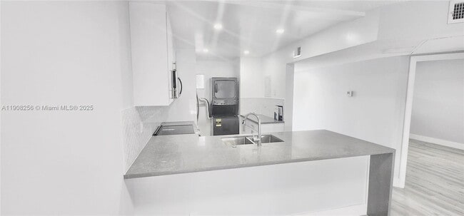 Building Photo - 8040 N Colony Cir