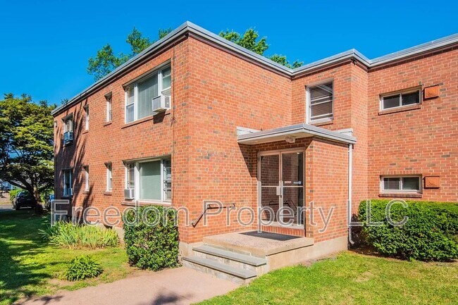 Building Photo - 353 Main St