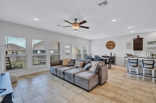 Building Photo - 717 Friar Tuck Dr