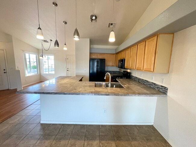 Building Photo - Cute 3 Bedroom Desert Lakes Golf Course Co...