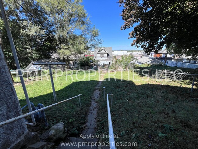 Building Photo - 2 Bedrooms / 1 Bathroom House