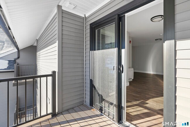 Building Photo - 969 Hopmeadow St