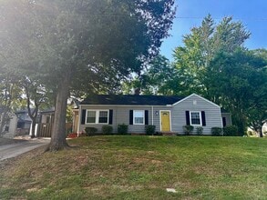 Building Photo - 900 Everett Pl