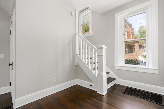 Building Photo - Adorable Brick Home in Italian Village!