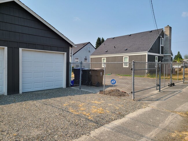 Building Photo - Beautifully Updated South Tacoma 3 Bedroom