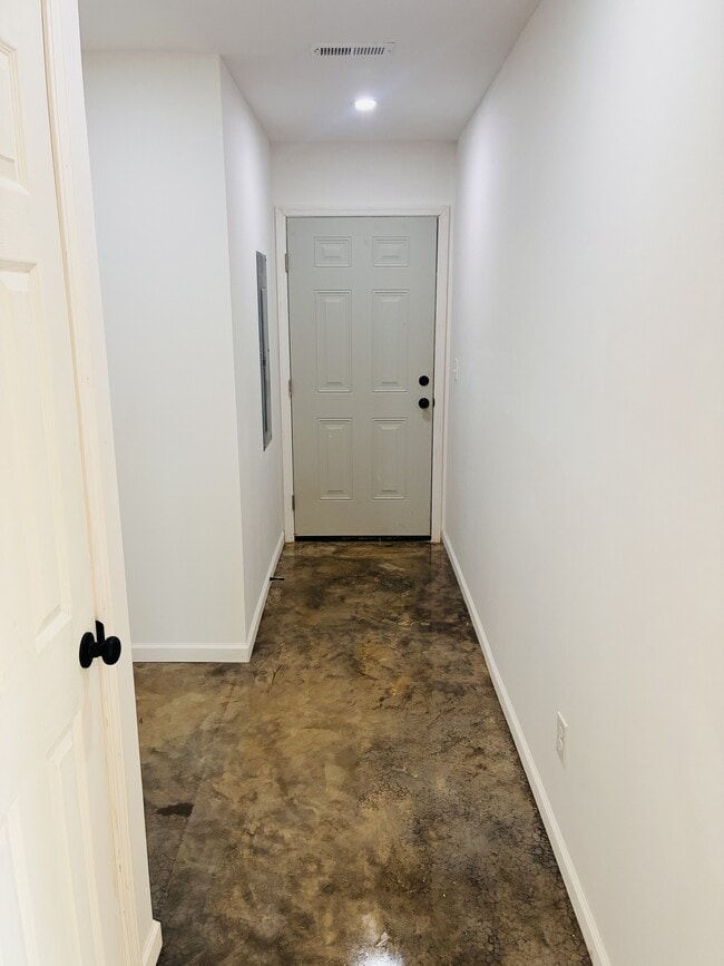 Building Photo - 411 Elm St