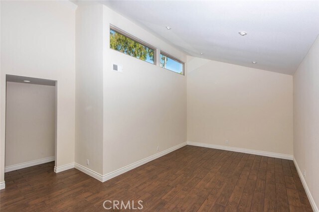 Building Photo - 1 Navarre