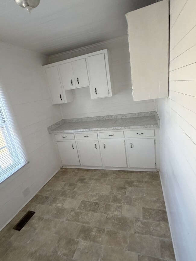 Building Photo - 411 Latham Ln