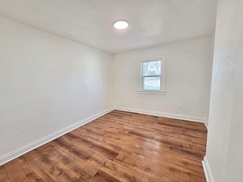 Building Photo - 433 E Bridge St