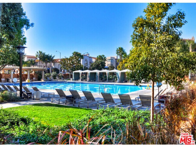 Building Photo - 5831 Seawalk Dr