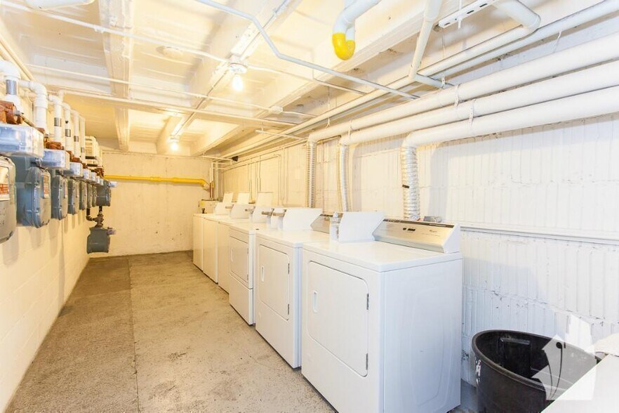 Building Photo - 1544 W Glenlake Ave