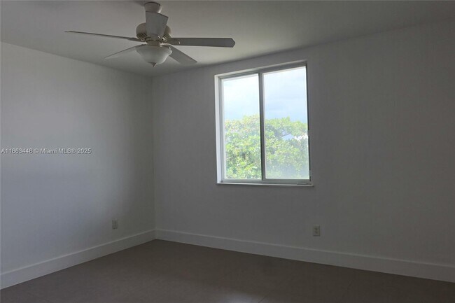 Building Photo - 555 E Dania Beach Blvd