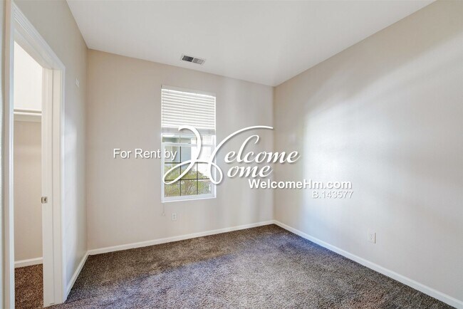 Building Photo - Beautiful Single Story Home In Double Diam...