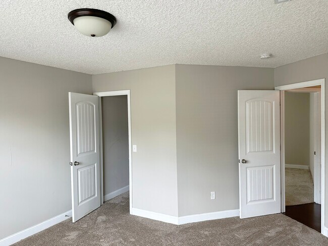 Building Photo - 732 Waterlily Ct