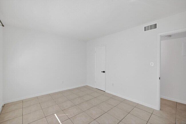 Building Photo - 1821 Middle River Dr