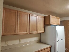 Building Photo - 2 bedroom 1 bath with den! - Move In Ready...