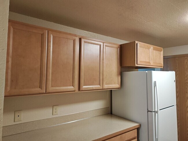Building Photo - 2 Bedroom with Den!