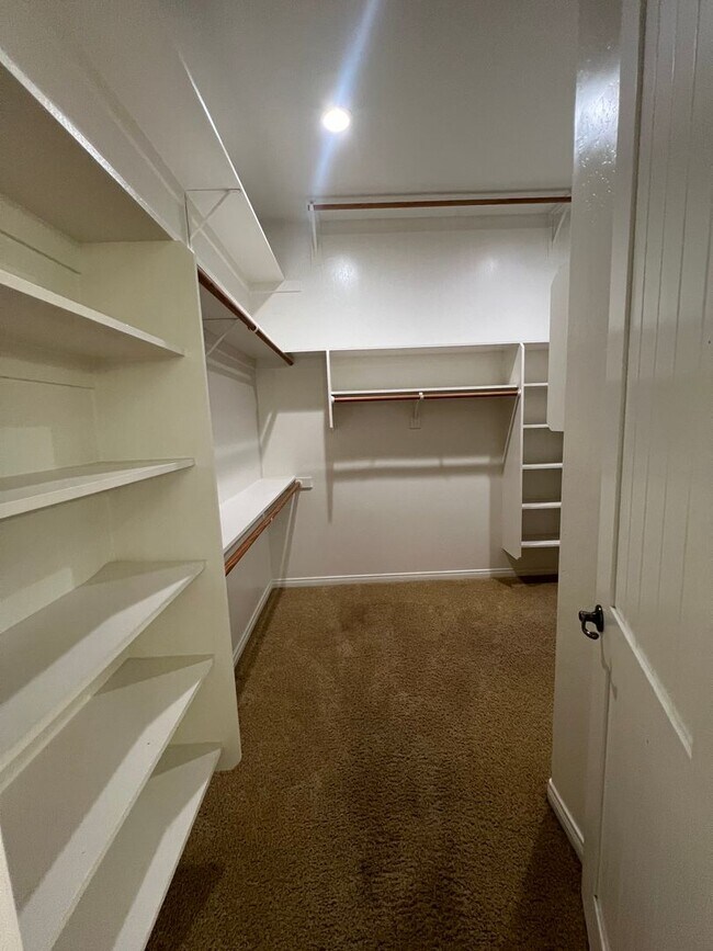 Building Photo - Charming 3 bedroom 2.5 bath!