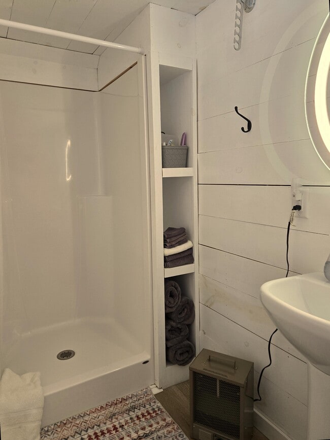 Building Photo - Forest Lake