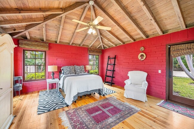 Building Photo - 334 Palm Trail