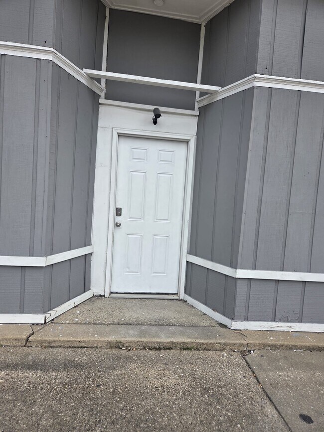 Building Photo - 4494 Forest Ave