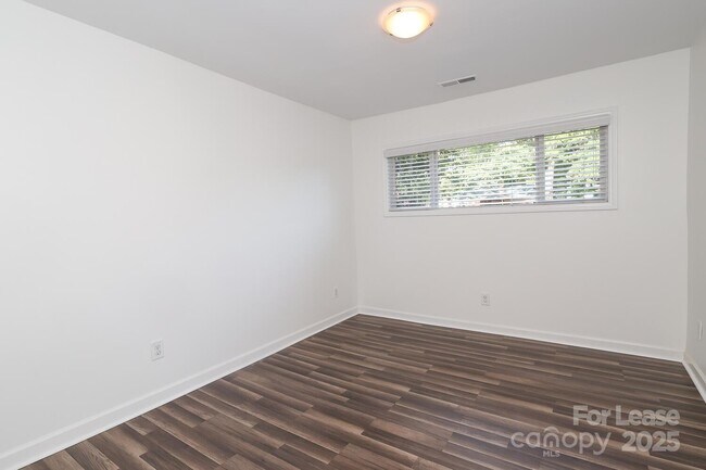 Building Photo - 5310 Buckingham Dr