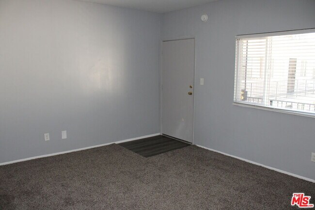 Building Photo - 115 N Oak St