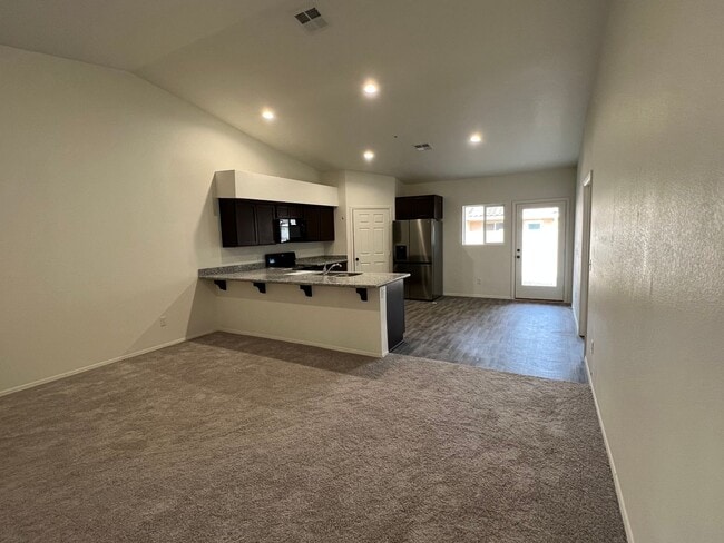 Building Photo - 3 BEDROOM TOWNHOME!