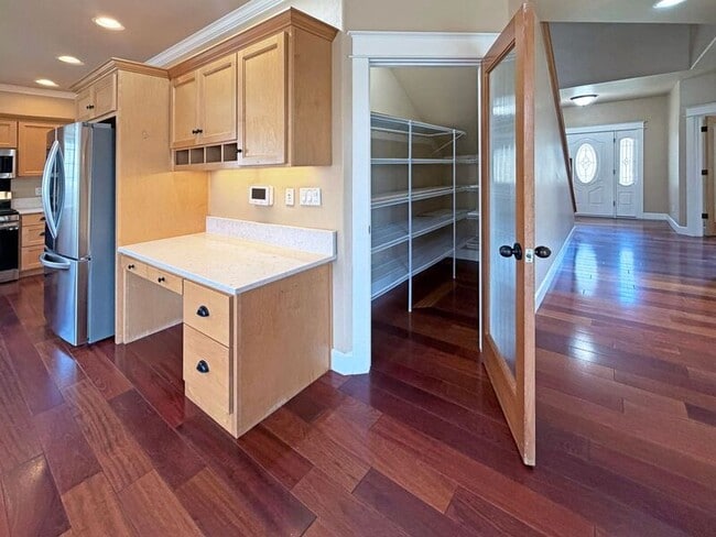 Building Photo - 520 Honeysuckle Ln